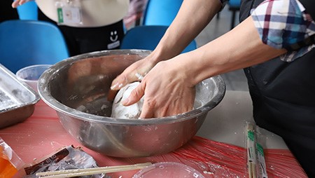 正月十五鬧元宵，歡歡喜喜包湯圓